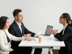 Beda dari Penerjemah, Ini Tantangan Profesi Interpreter yang Bergaji Besar